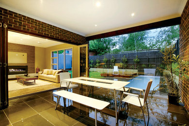 Photo of a modern courtyard garden in Melbourne with mulch.