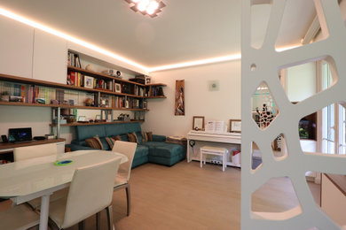 Ejemplo de comedor minimalista grande abierto sin chimenea con paredes blancas, suelo de baldosas de cerámica y suelo beige