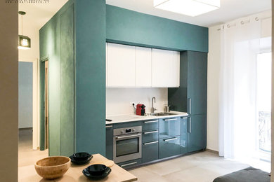 Foto di un piccolo soggiorno con pareti blu, pavimento in gres porcellanato e pavimento beige