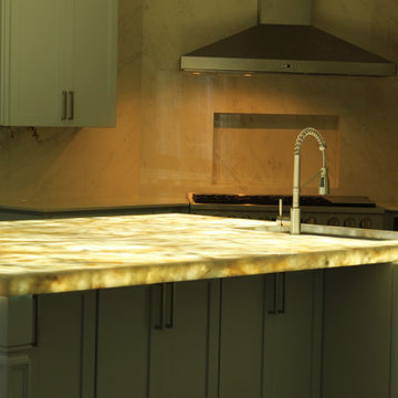 Kitchen island lit Onyx Countertop