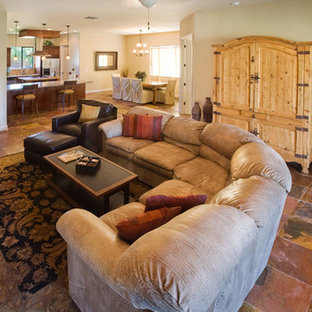 Modelo de salón para visitas abierto, mediterráneo, de tamaño medio, sin chimenea y televisor, con paredes beige, suelo de pizarra y suelo rojo