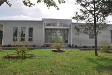 Example of a minimalist home design design in New York