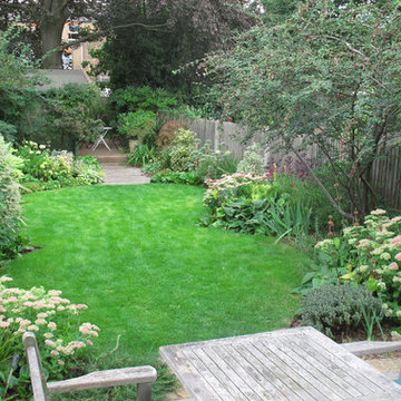 Garden with oval lawns