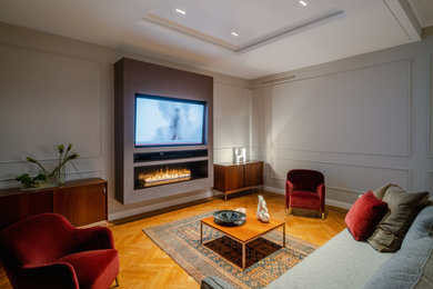 Ispirazione per un ampio soggiorno design aperto con pareti grigie, parquet chiaro, camino lineare Ribbon, cornice del camino in metallo, parete attrezzata e soffitto ribassato