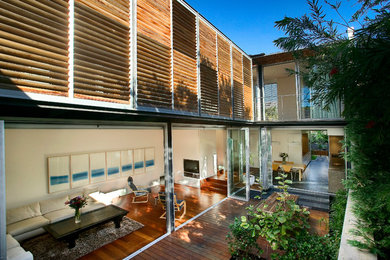 Contemporary courtyard partial sun garden in Sydney for summer.