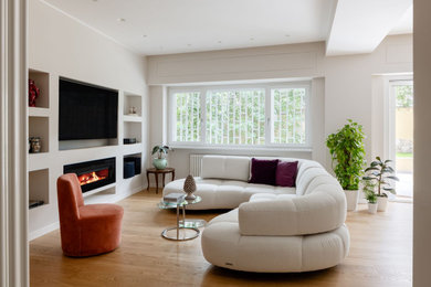 Ispirazione per un soggiorno design aperto con pareti bianche, pavimento in legno massello medio, camino lineare Ribbon, TV a parete e pavimento marrone