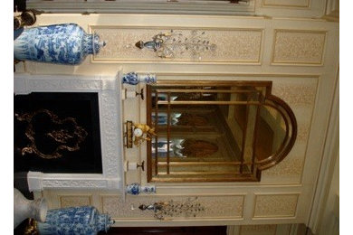 Geräumiges, Repräsentatives, Fernseherloses Klassisches Wohnzimmer im Loft-Stil mit beiger Wandfarbe, dunklem Holzboden, Kamin und Kaminumrandung aus Stein in New York