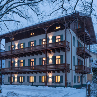 Drei- oder mehrstöckiges, Weißes Klassisches Haus mit Mix-Fassade und Satteldach in München