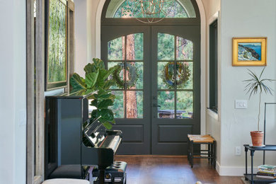 Example of a transitional entryway design in Denver