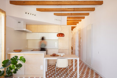 Ejemplo de cocina blanca y madera actual pequeña sin isla con fregadero bajoencimera, armarios con paneles lisos, puertas de armario de madera clara, encimera de cuarzo compacto, salpicadero blanco, puertas de cuarzo sintético, electrodomésticos de acero inoxidable, suelo de baldosas de cerámica, suelo multicolor, encimeras blancas y vigas vistas