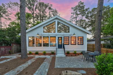 Cette photo montre une façade de maison bord de mer.