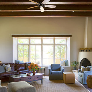 Mittelgroßes, Offenes Mediterranes Wohnzimmer mit Backsteinboden und Eckkamin in Albuquerque