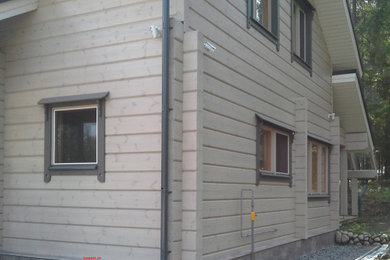 На фото: частный загородный дом в скандинавском стиле с облицовкой из камня с