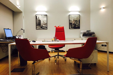 Foto di un ufficio design di medie dimensioni con pareti bianche, parquet chiaro, nessun camino e scrivania autoportante