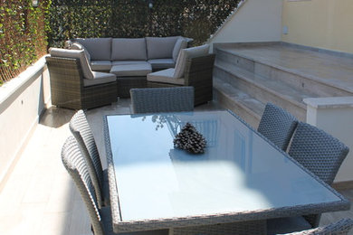 Esempio di una piccola terrazza moderna nel cortile laterale con nessuna copertura