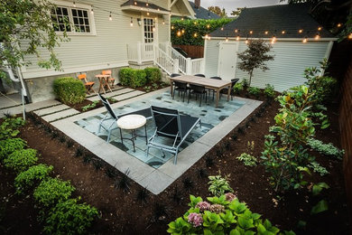 Photo of a transitional garden in Portland.