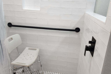Modelo de cuarto de baño principal tradicional de tamaño medio