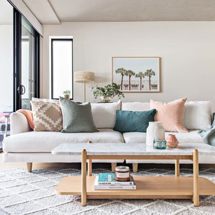 Ispirazione per un piccolo soggiorno nordico aperto con pareti bianche, parquet chiaro e pavimento beige