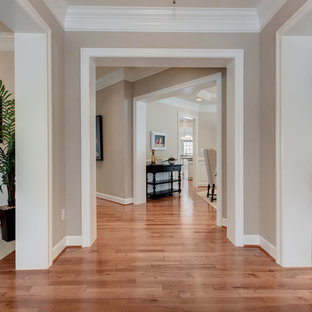 Exempel på en stor klassisk hall, med beige väggar och vinylgolv