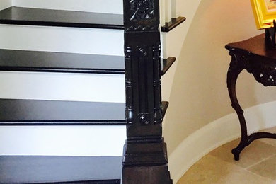 ヒューストンにある高級な広いトラディショナルスタイルのおしゃれな階段の写真