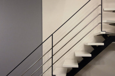 Пример оригинального дизайна: лестница среднего размера