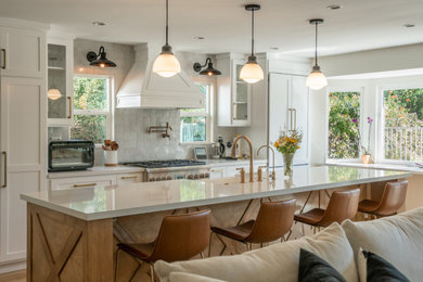 Example of a farmhouse home design design in Los Angeles