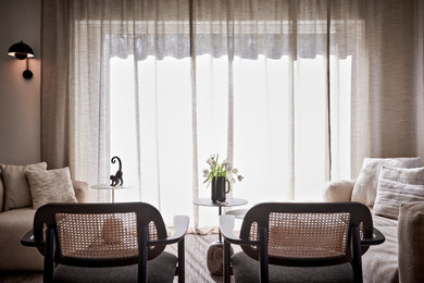 Mittelgroßes, Repräsentatives, Offenes Modernes Wohnzimmer mit weißer Wandfarbe und hellem Holzboden in Hamburg