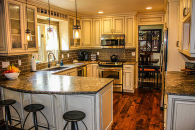 Example of a classic kitchen design in Denver