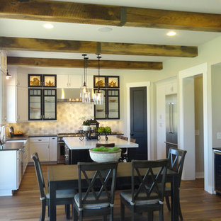 コロンバスの中サイズのトランジショナルスタイルのLDKの画像 (ベージュの壁、無垢フローリング、暖炉なし)