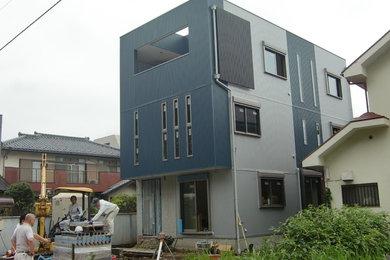 Imagen de fachada de casa moderna de tamaño medio de tres plantas