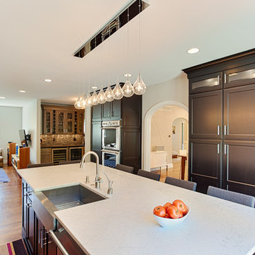 Wynnewood, PA: Kitchen with view to bar area, family room & D.R.