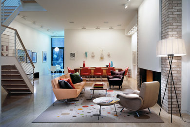 ニューヨークにあるラグジュアリーな広いミッドセンチュリースタイルのおしゃれなLDK (白い壁、セラミックタイルの床、標準型暖炉、レンガの暖炉まわり、テレビなし、ベージュの床) の写真