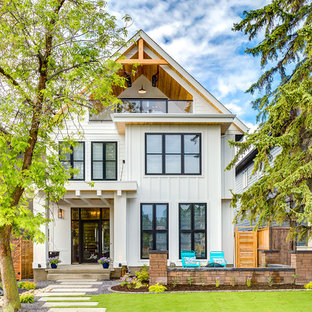 Großes, Weißes, Zweistöckiges Landhaus Einfamilienhaus mit Faserzement-Fassade und Satteldach in Calgary