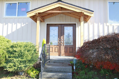 Example of a transitional home design design in Seattle