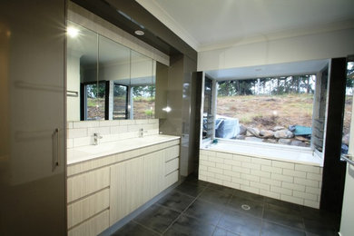 Inspiration for a modern bathroom in Townsville.