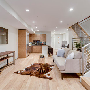 ワシントンD.C.の中サイズのモダンスタイルのおしゃれな地下室 (半地下 (ドアあり)、グレーの壁、竹フローリング、暖炉なし、ベージュの床) の写真