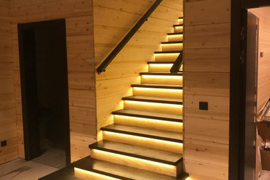 Свежая идея для дизайна: прямая деревянная лестница с деревянными ступенями, деревянными перилами и деревянными стенами - отличное фото интерьера