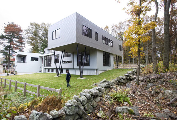 Современный Фасад дома by Chang + Sylligardos Architects
