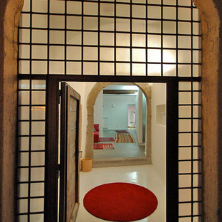 Inspiration för mellanstora eklektiska farstur, med vita väggar, vinylgolv, en enkeldörr och mörk trädörr