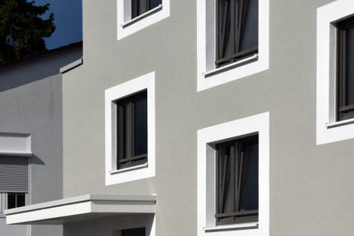 Mittelgroßes, Dreistöckiges Modernes Haus mit Putzfassade, beiger Fassadenfarbe und Flachdach in Frankfurt am Main