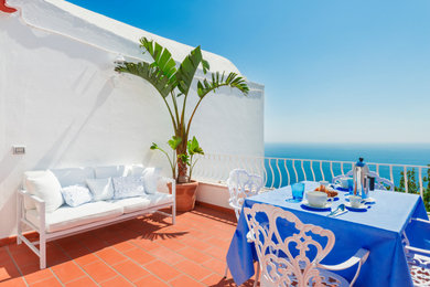 Esempio di una terrazza mediterranea di medie dimensioni e nel cortile laterale con un giardino in vaso
