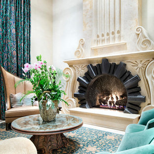 Modelo de salón para visitas cerrado, mediterráneo, grande, sin televisor, con paredes beige, suelo de mármol, chimenea tradicional, marco de chimenea de piedra y suelo beige