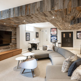 トロントの中サイズのトランジショナルスタイルのおしゃれな地下室 (全地下、茶色い壁、カーペット敷き、標準型暖炉、木材の暖炉まわり、ベージュの床) の写真