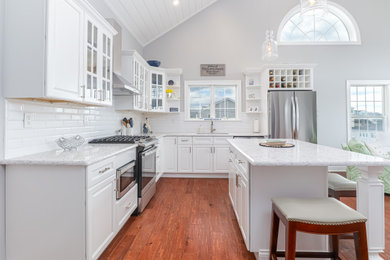 Minimalist eat-in kitchen photo with shaker cabinets, white cabinets, quartzite countertops, an island and white countertops