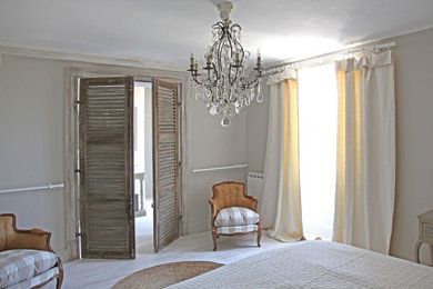 Inspiration for a traditional bedroom in Toulouse.