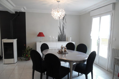 This is an example of a contemporary dining room in Rennes.