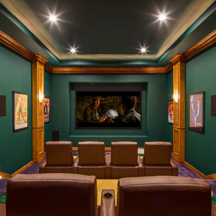 Cette image montre une très grande salle de cinéma traditionnelle fermée avec un mur vert, moquette, un écran de projection et un sol violet.
