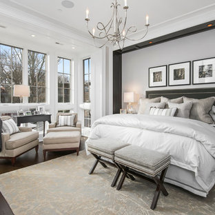 Großes Klassisches Hauptschlafzimmer mit beiger Wandfarbe, dunklem Holzboden, Kamin und Kaminumrandung aus Stein in Chicago