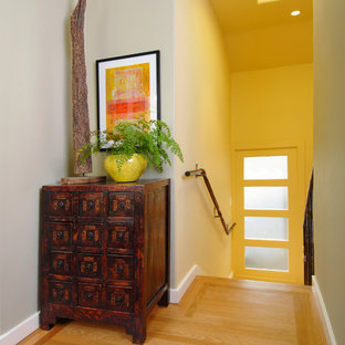 サンフランシスコの片開きドアコンテンポラリースタイルのおしゃれな玄関ホール (ベージュの壁、淡色無垢フローリング) の写真