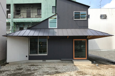 名古屋にある小さなコンテンポラリースタイルのおしゃれな家の外観 (メタルサイディング、縦張り) の写真